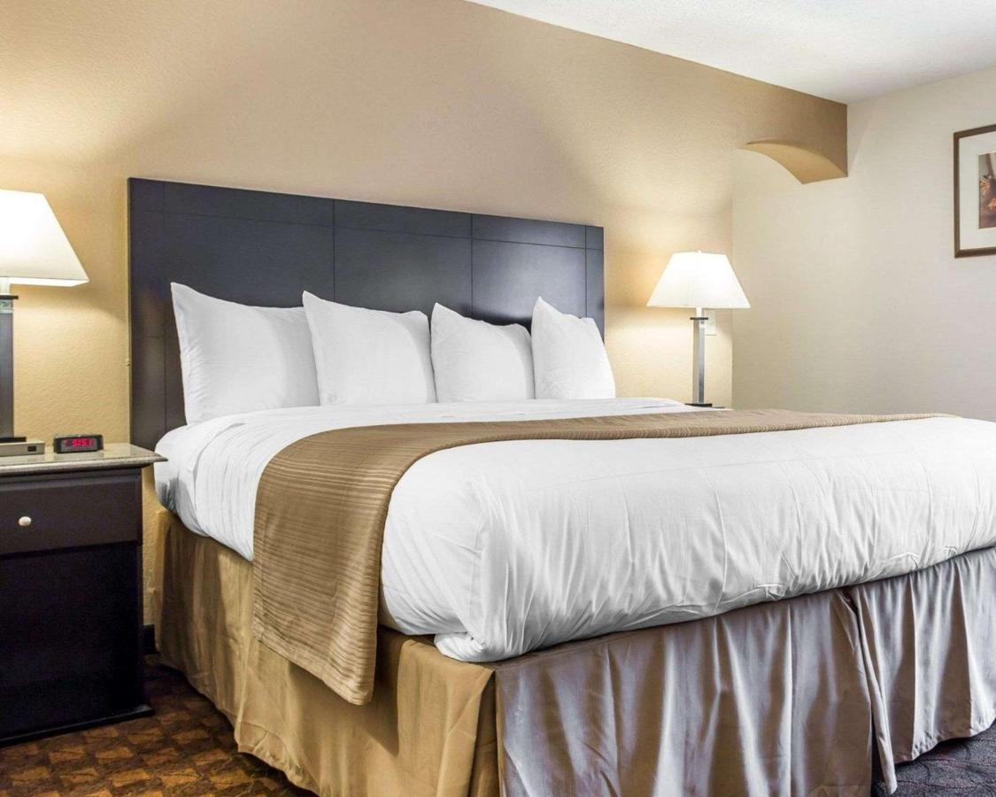 Quality Inn & Suites Coliseum Ґрінсборо Екстер'єр фото