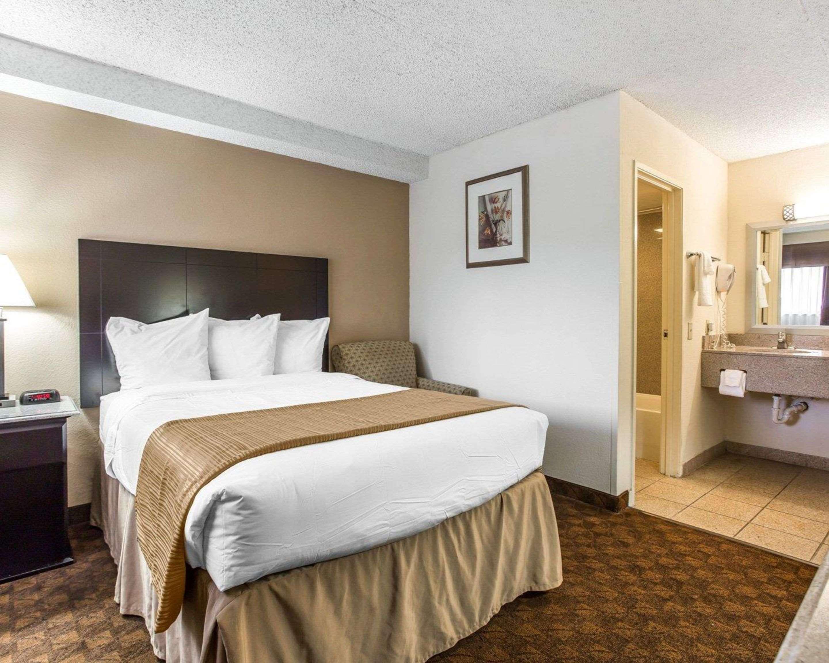 Quality Inn & Suites Coliseum Ґрінсборо Екстер'єр фото