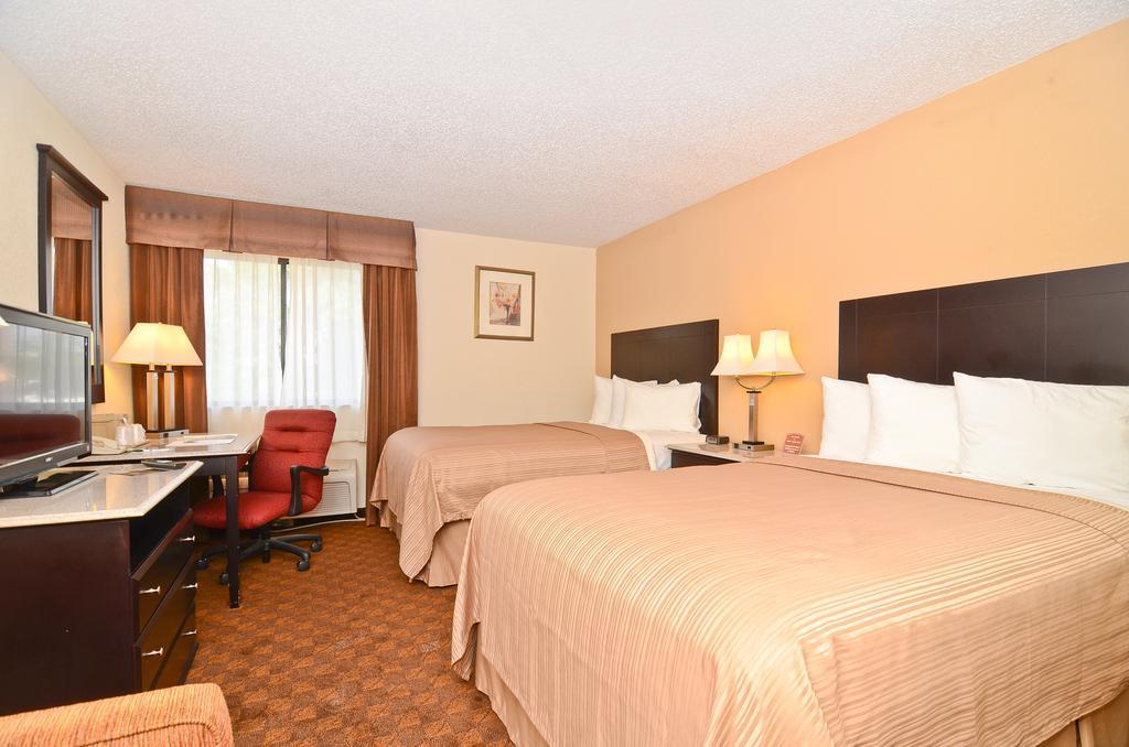 Quality Inn & Suites Coliseum Ґрінсборо Екстер'єр фото