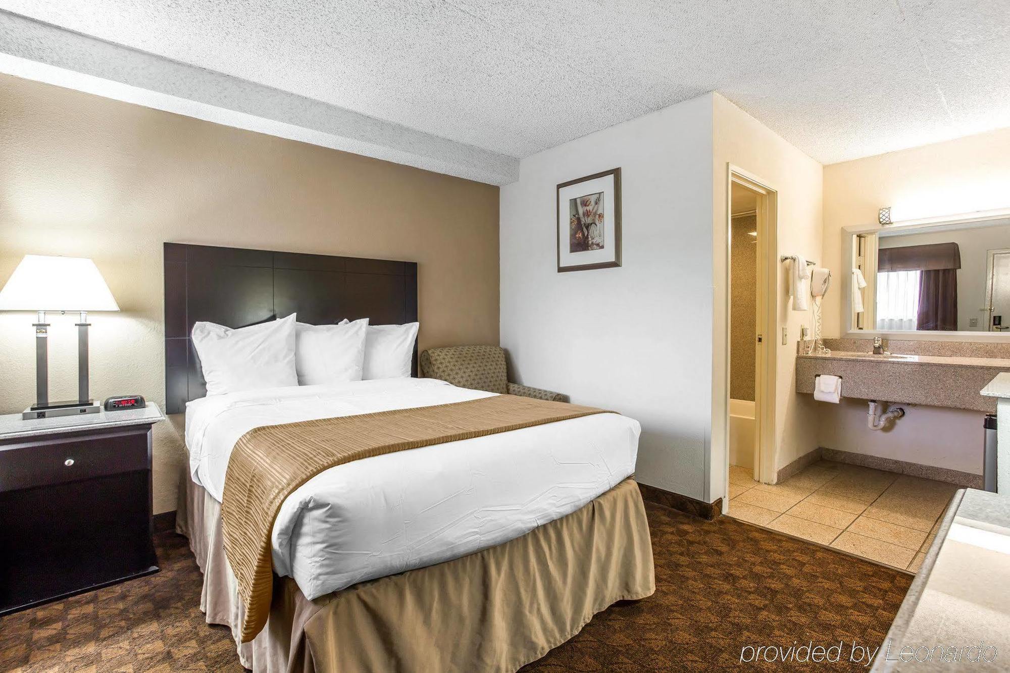 Quality Inn & Suites Coliseum Ґрінсборо Екстер'єр фото