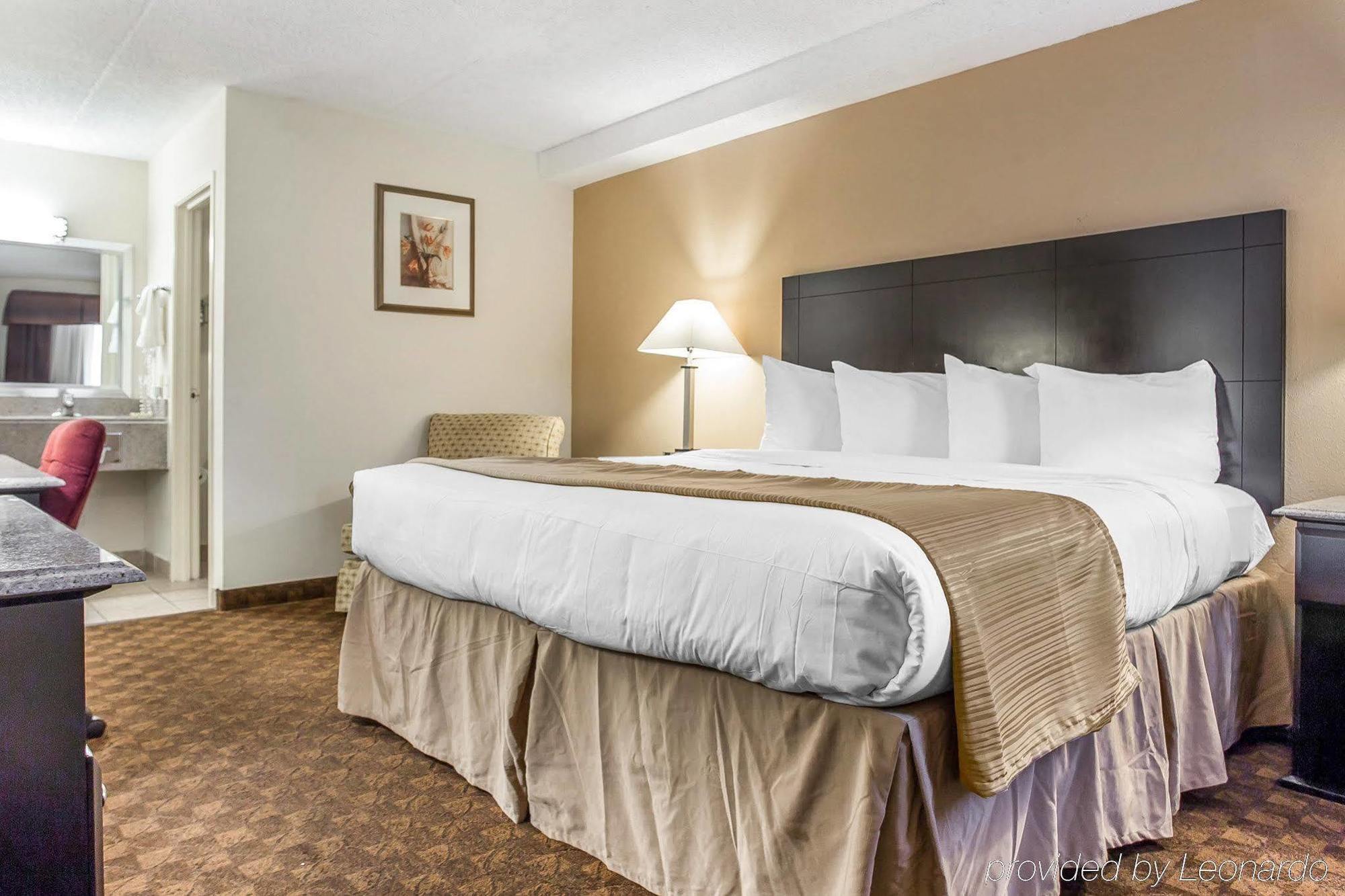 Quality Inn & Suites Coliseum Ґрінсборо Екстер'єр фото