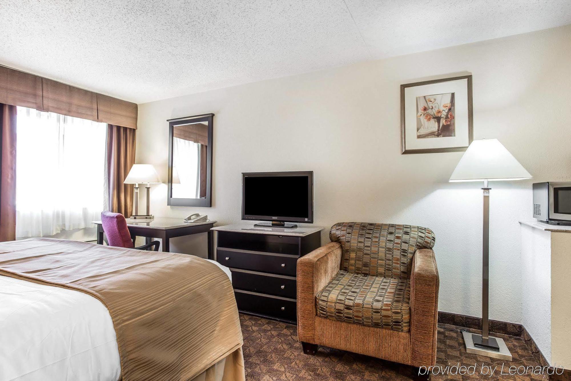 Quality Inn & Suites Coliseum Ґрінсборо Екстер'єр фото