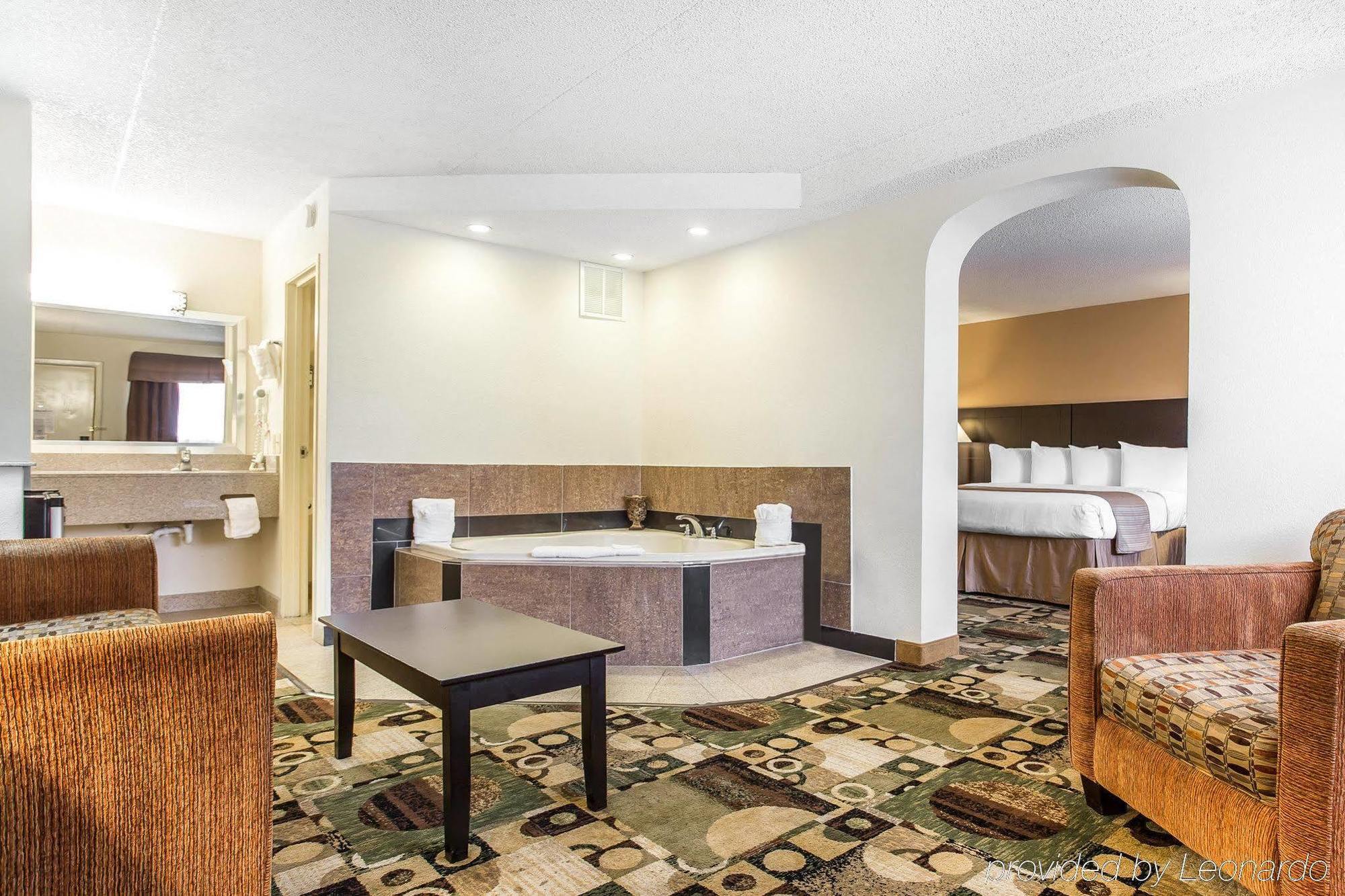 Quality Inn & Suites Coliseum Ґрінсборо Екстер'єр фото