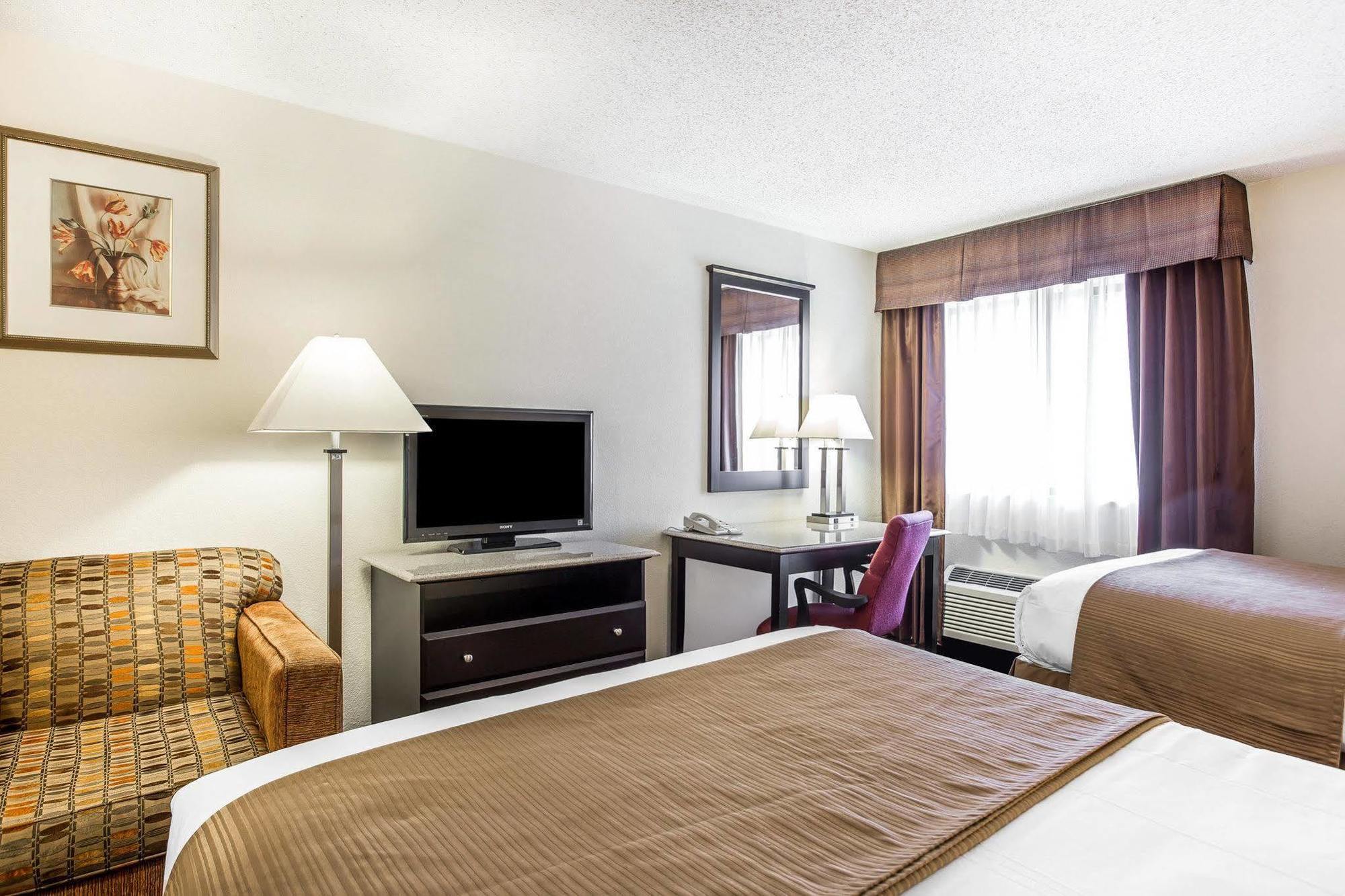 Quality Inn & Suites Coliseum Ґрінсборо Екстер'єр фото
