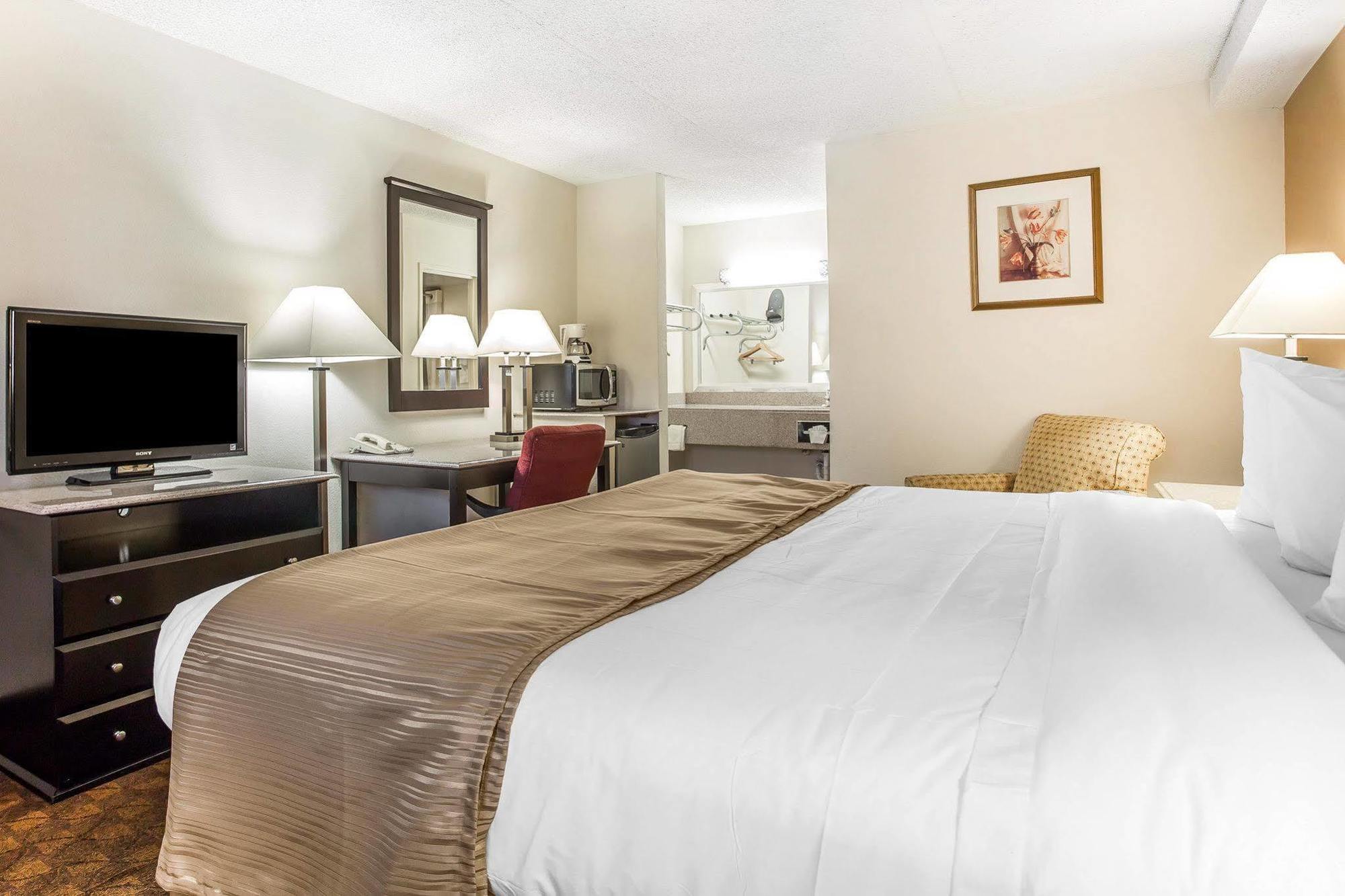 Quality Inn & Suites Coliseum Ґрінсборо Екстер'єр фото