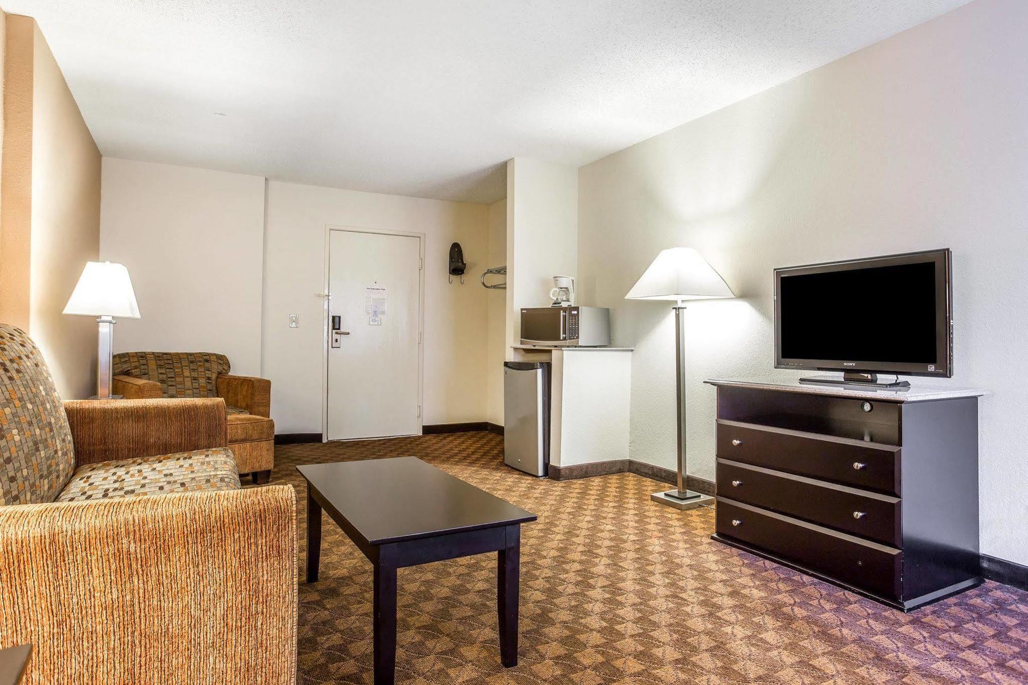Quality Inn & Suites Coliseum Ґрінсборо Екстер'єр фото