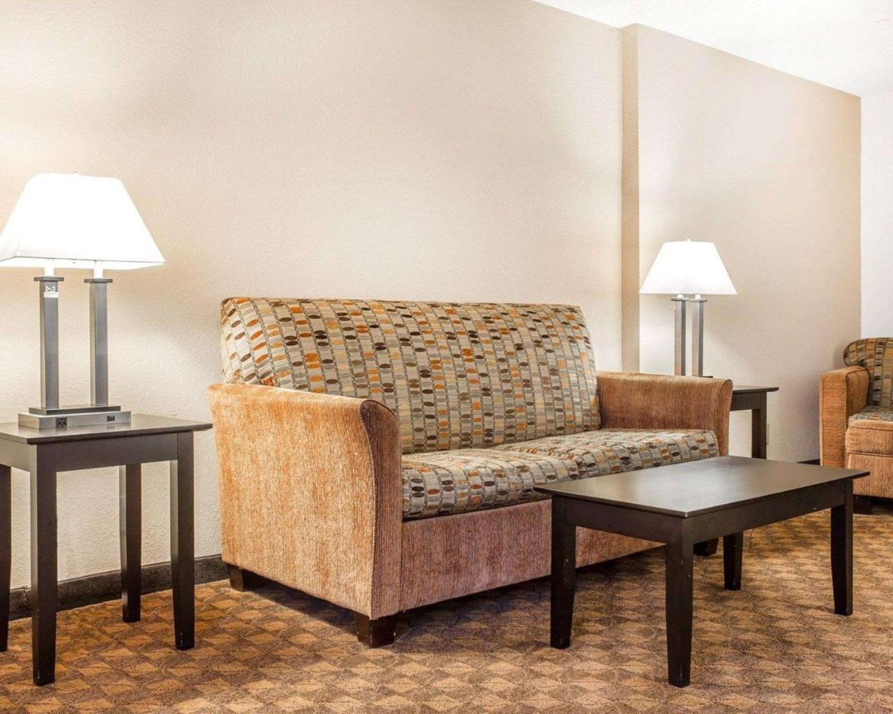 Quality Inn & Suites Coliseum Ґрінсборо Екстер'єр фото