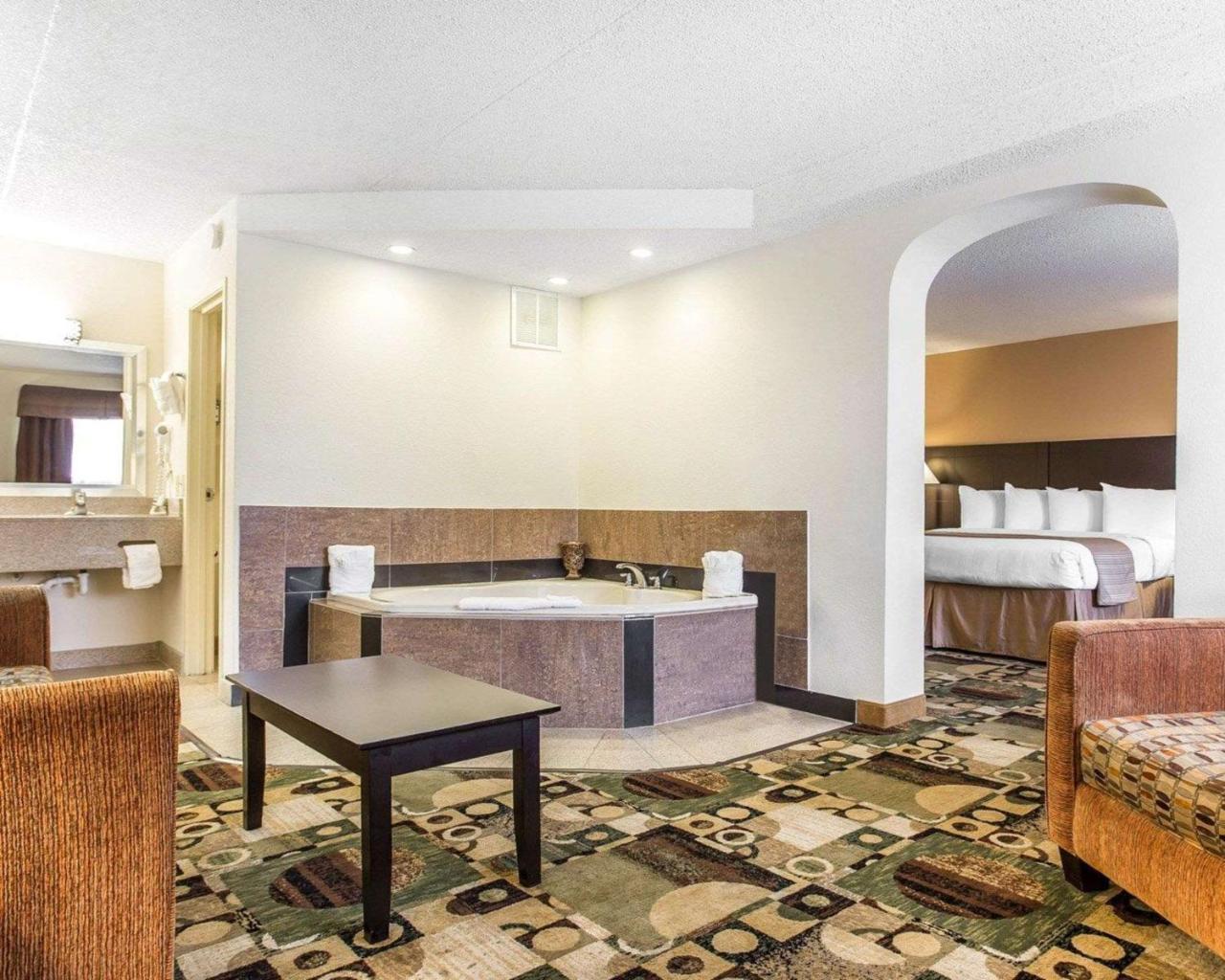 Quality Inn & Suites Coliseum Ґрінсборо Екстер'єр фото