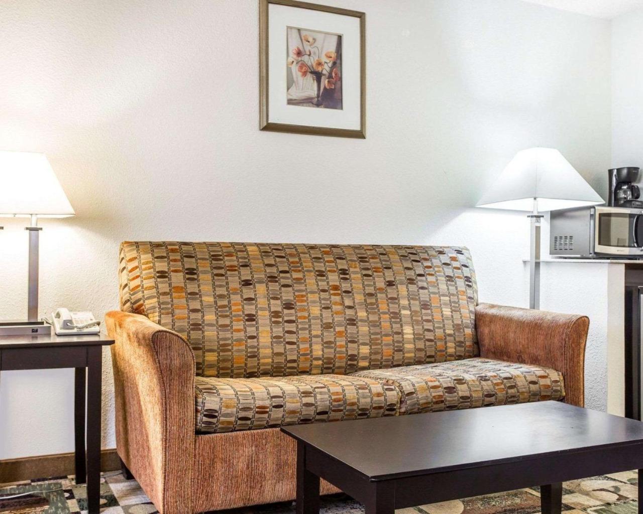 Quality Inn & Suites Coliseum Ґрінсборо Екстер'єр фото